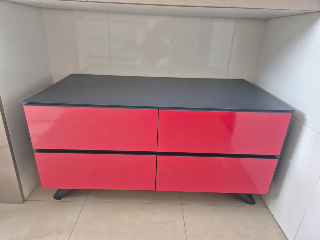 Móvel de madeira e mdf azul e vermelho com 4 gavetas