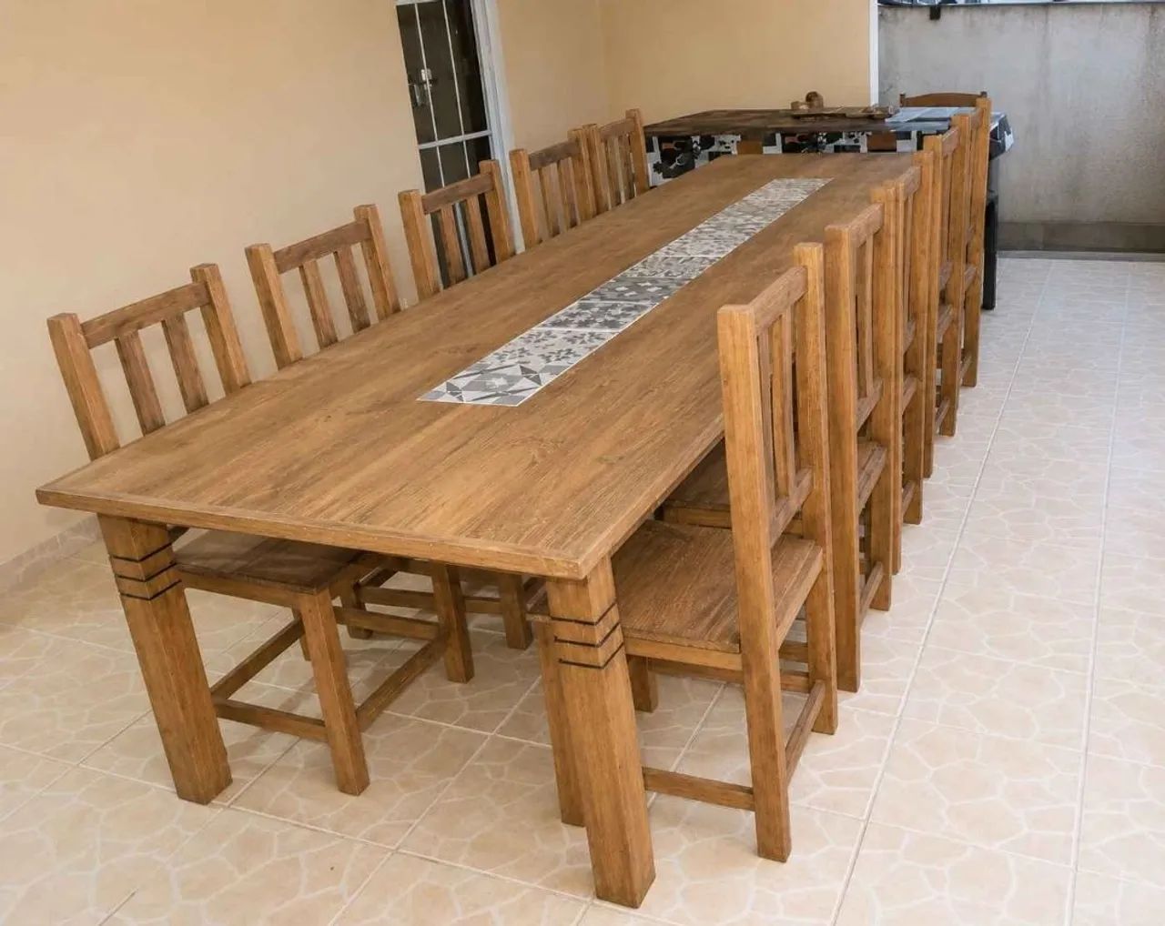 Mesa com 10 cadeiras