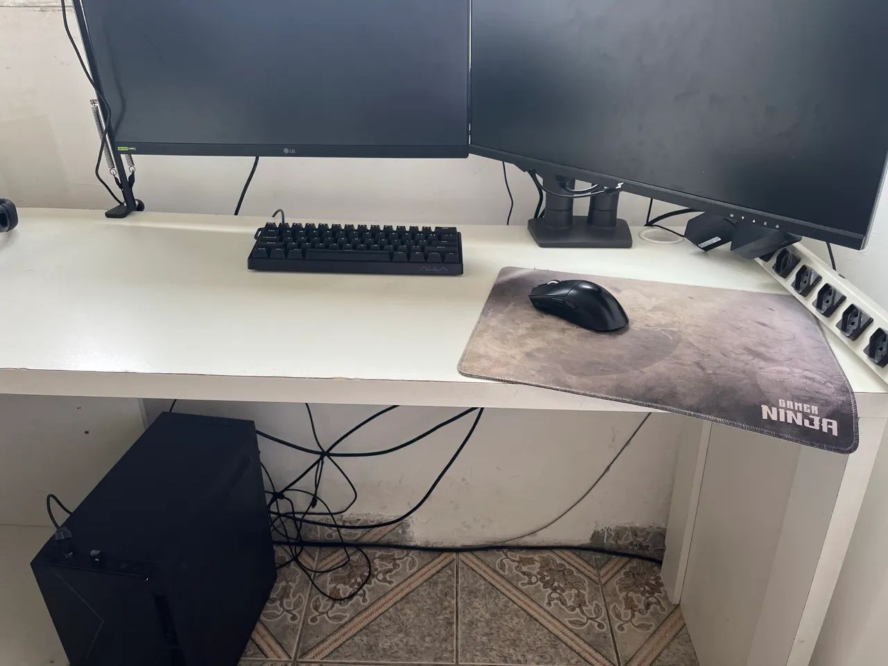 Mesa de escritório e computador  - Foto 4