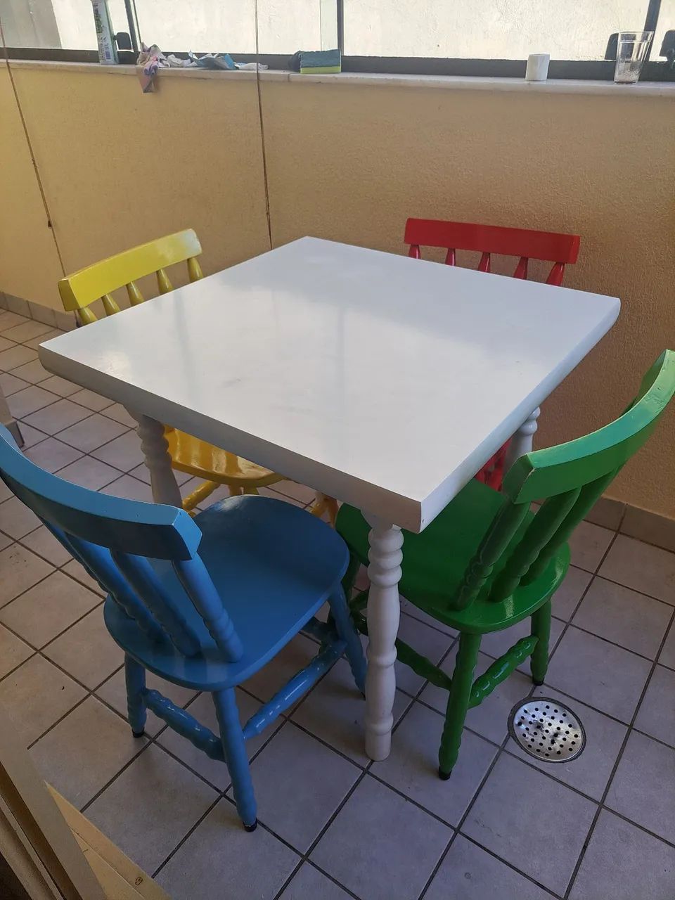 Mesa com 4 cadeiras 