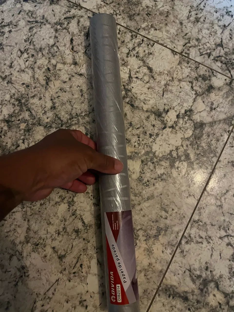 Vendo 2 rolos de papel de parede, cor cinza  - Foto 4