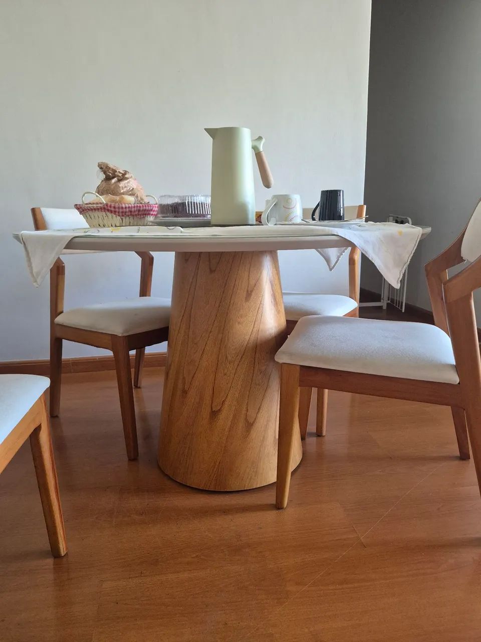 Mesa redonda 120cm com cadeiras  muito cheirosa e nova - Foto 4