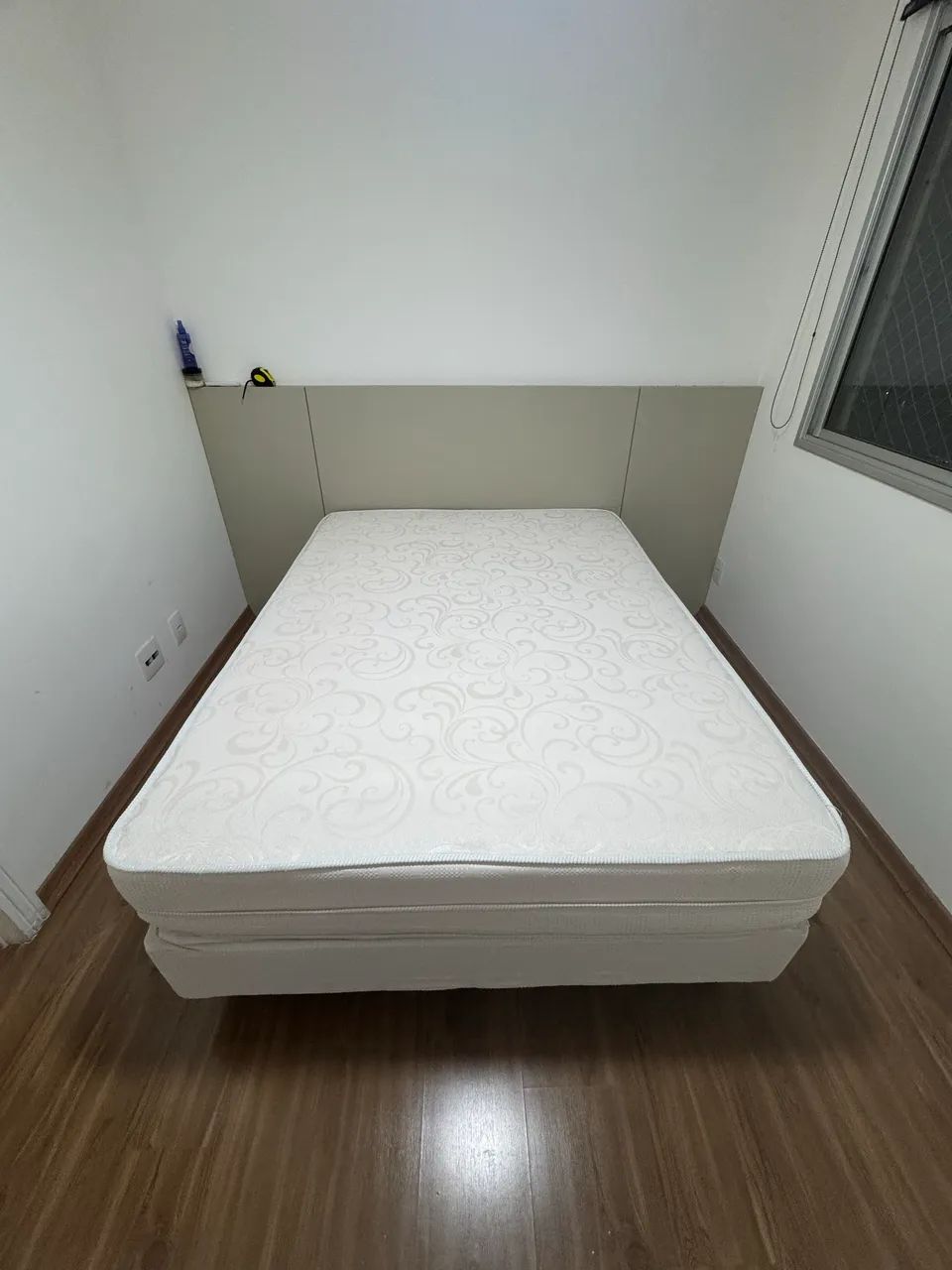 Cama de casal box com colchão e massageador