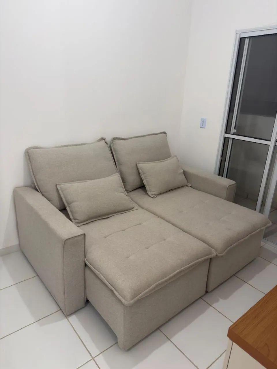 Sofá retrátil e reclinável bege claro - Foto 2