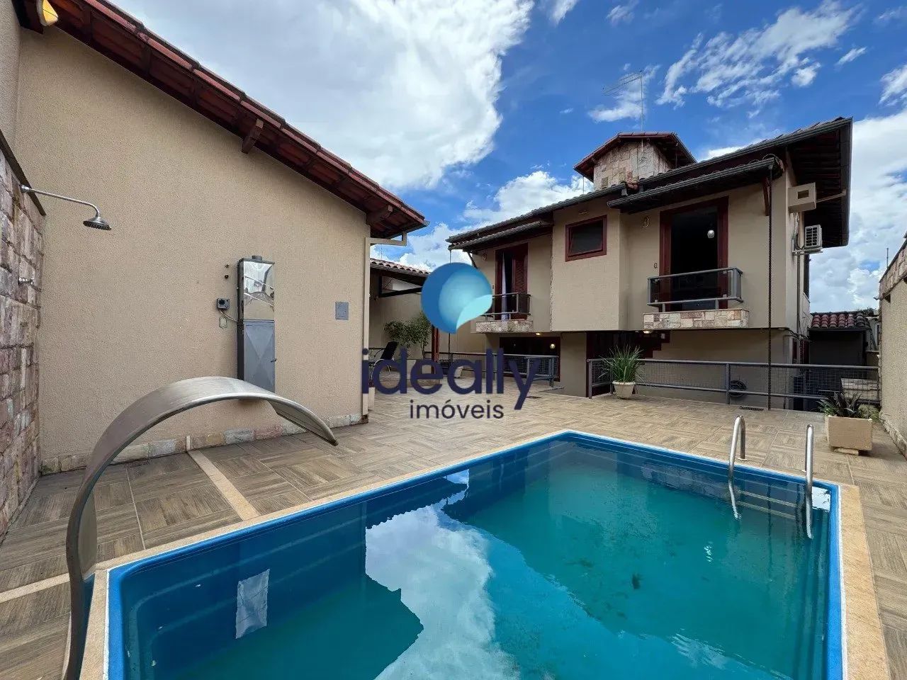 CASA | 5 QUARTOS | 1 SUÍTE MASTER COM HIDROMASSAGEM | 4 VAGAS | ÁREA GOURMET COM PISCINA E