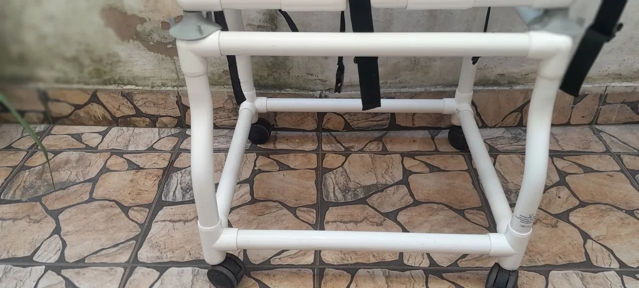 Cadeira de banho em PVC para deficientes  - Foto 2