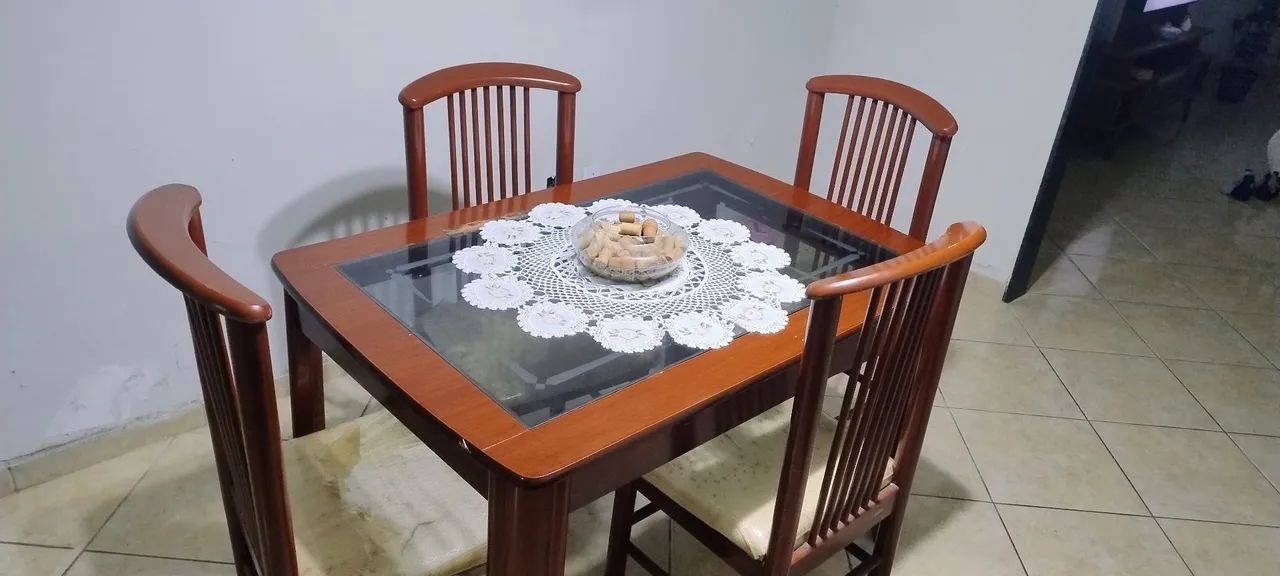 Vendo essa mesa com cadeiras 