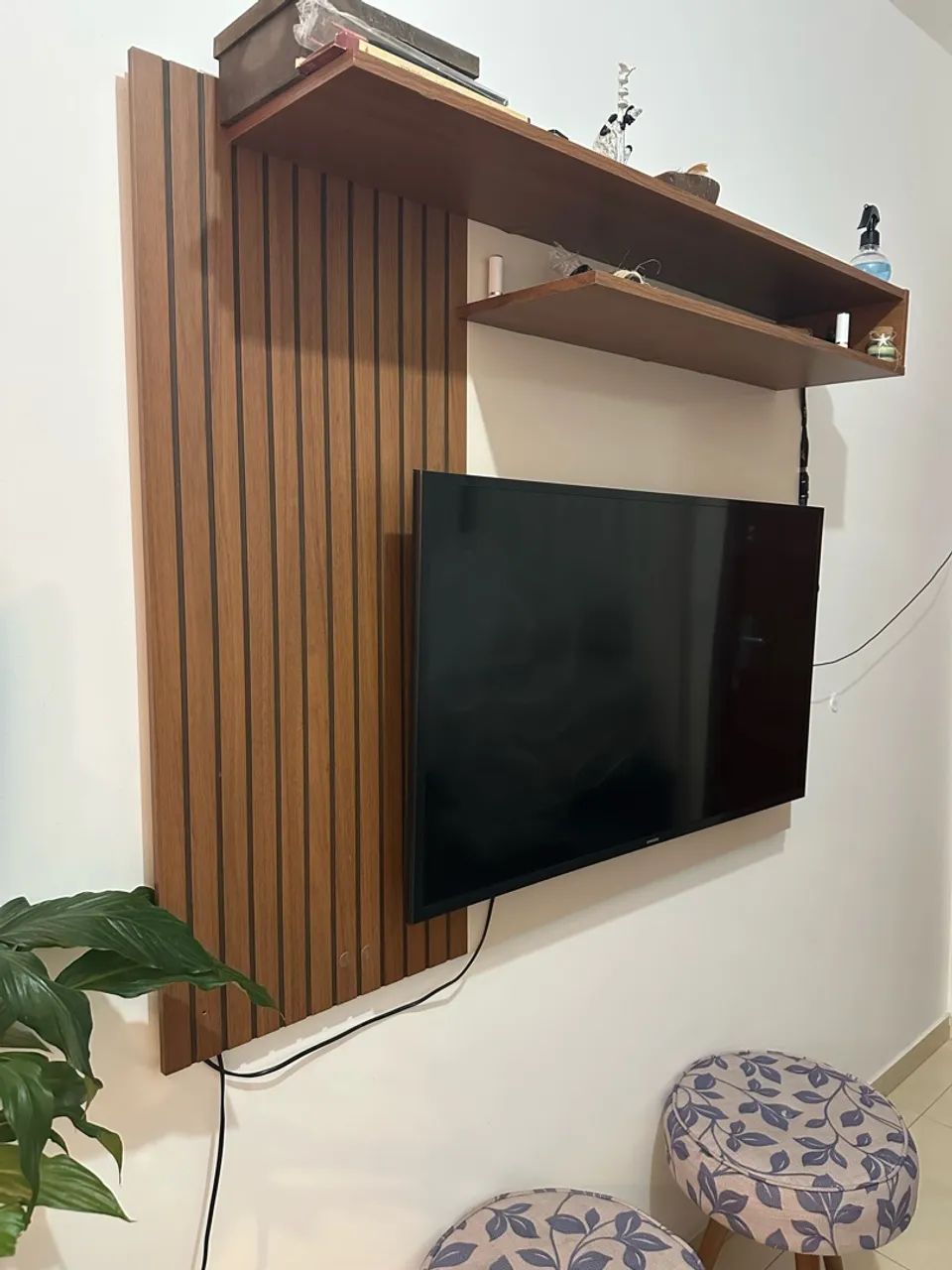 Vendo Conjunto de Sala: Sofá, Painel e Banquetas brinde almofada.  - Foto 4