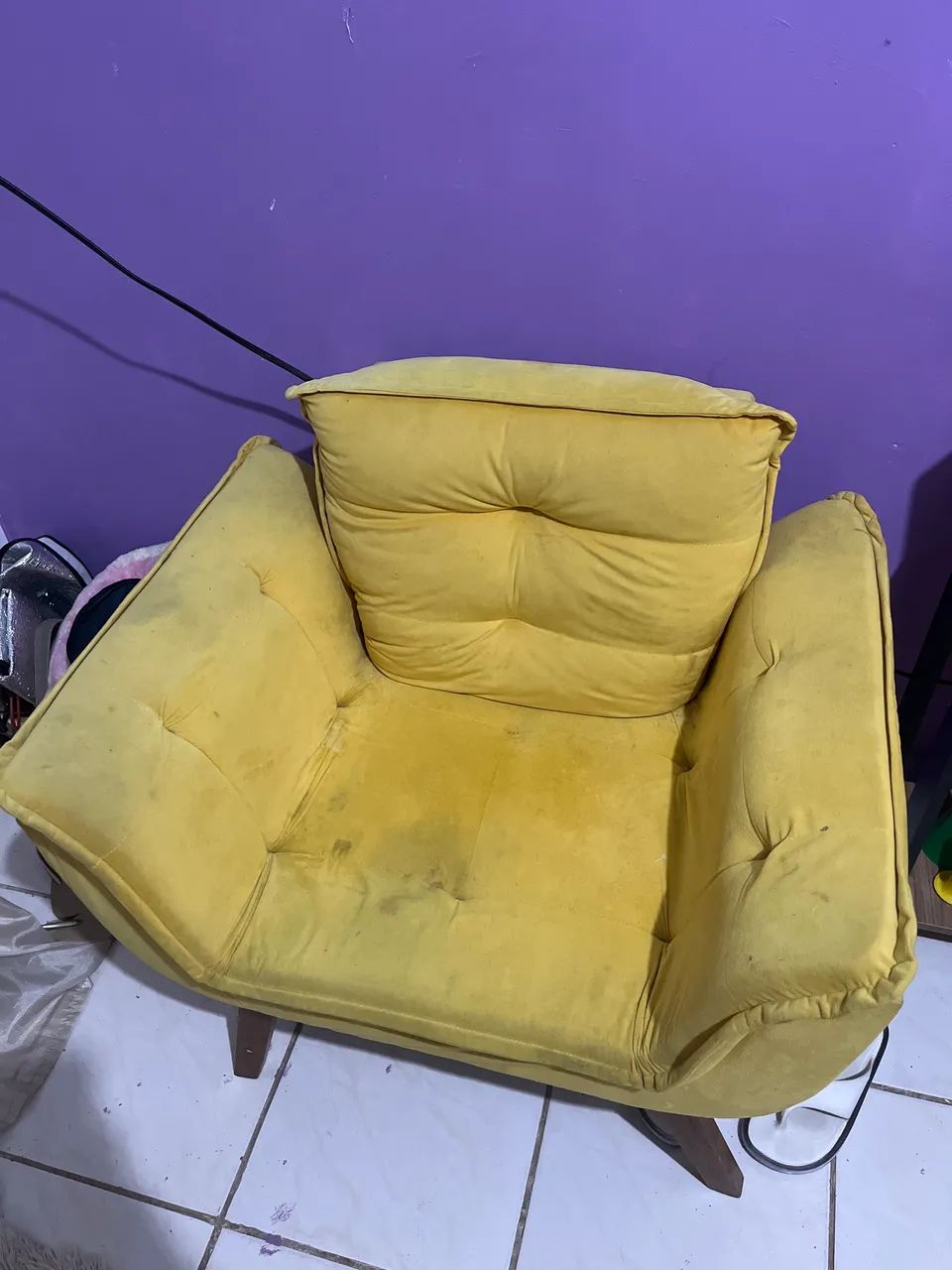 Vende-se poltrona na cor amarela com pés de pau.
