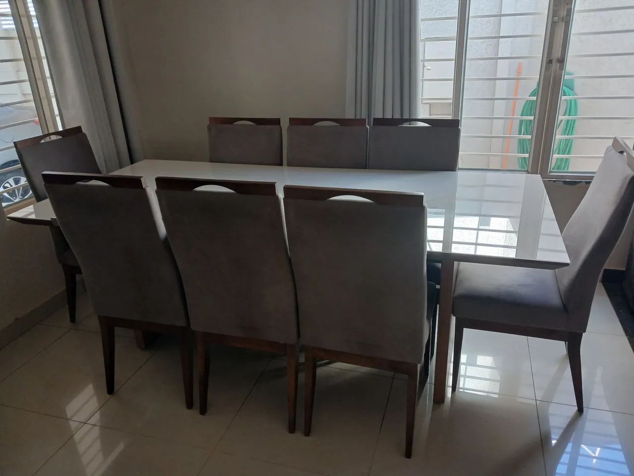 CONJUNTO DE MESA COM 8 CADEIRAS 