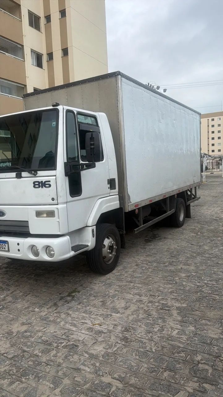 Caminhão de mudança baú fechado 