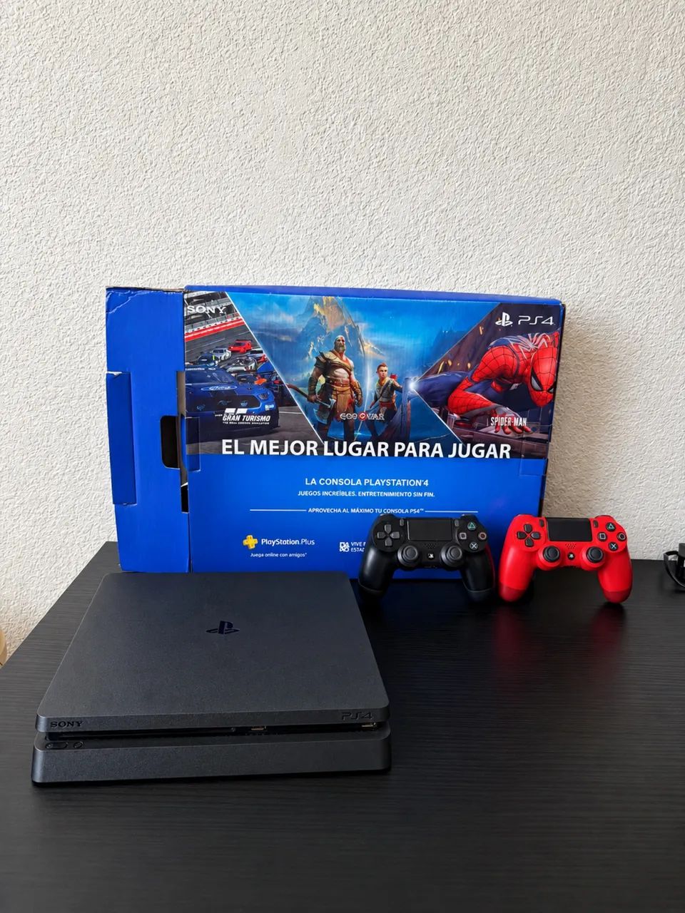 PS4 slim 1 tera + 2 controles 