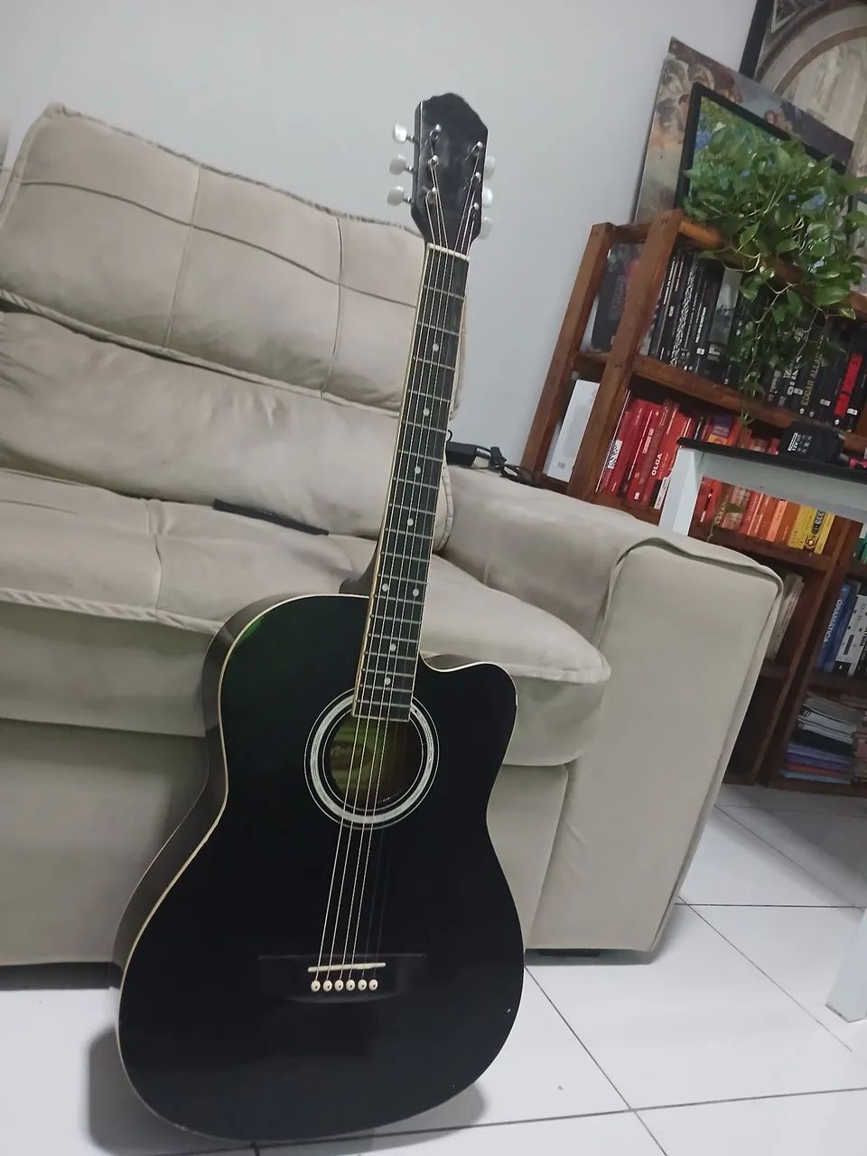 Violão preto com cordas de aço 