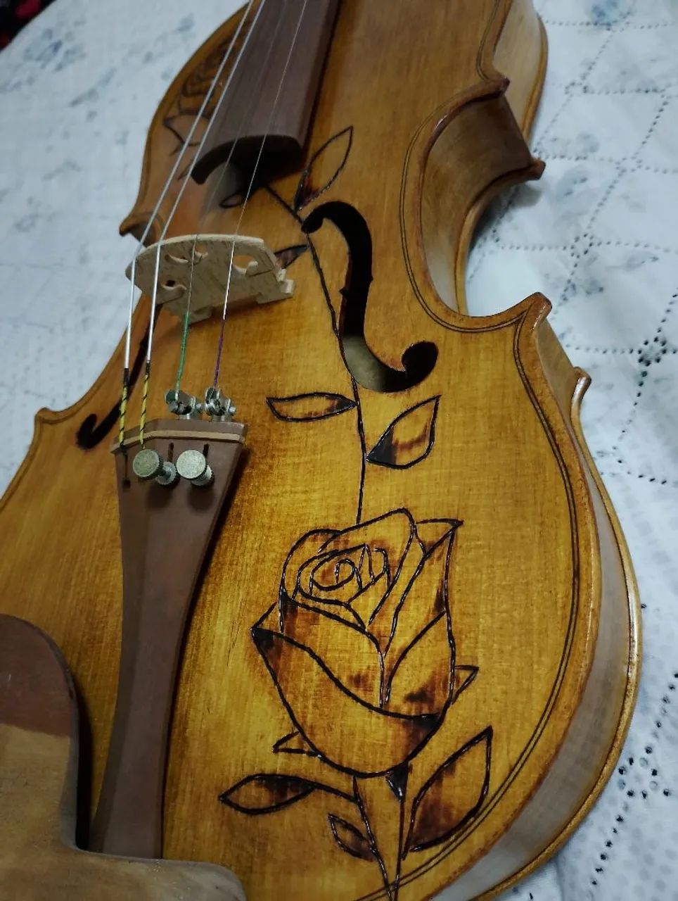 Violino artesanal com rosas entalhadas - Foto 2