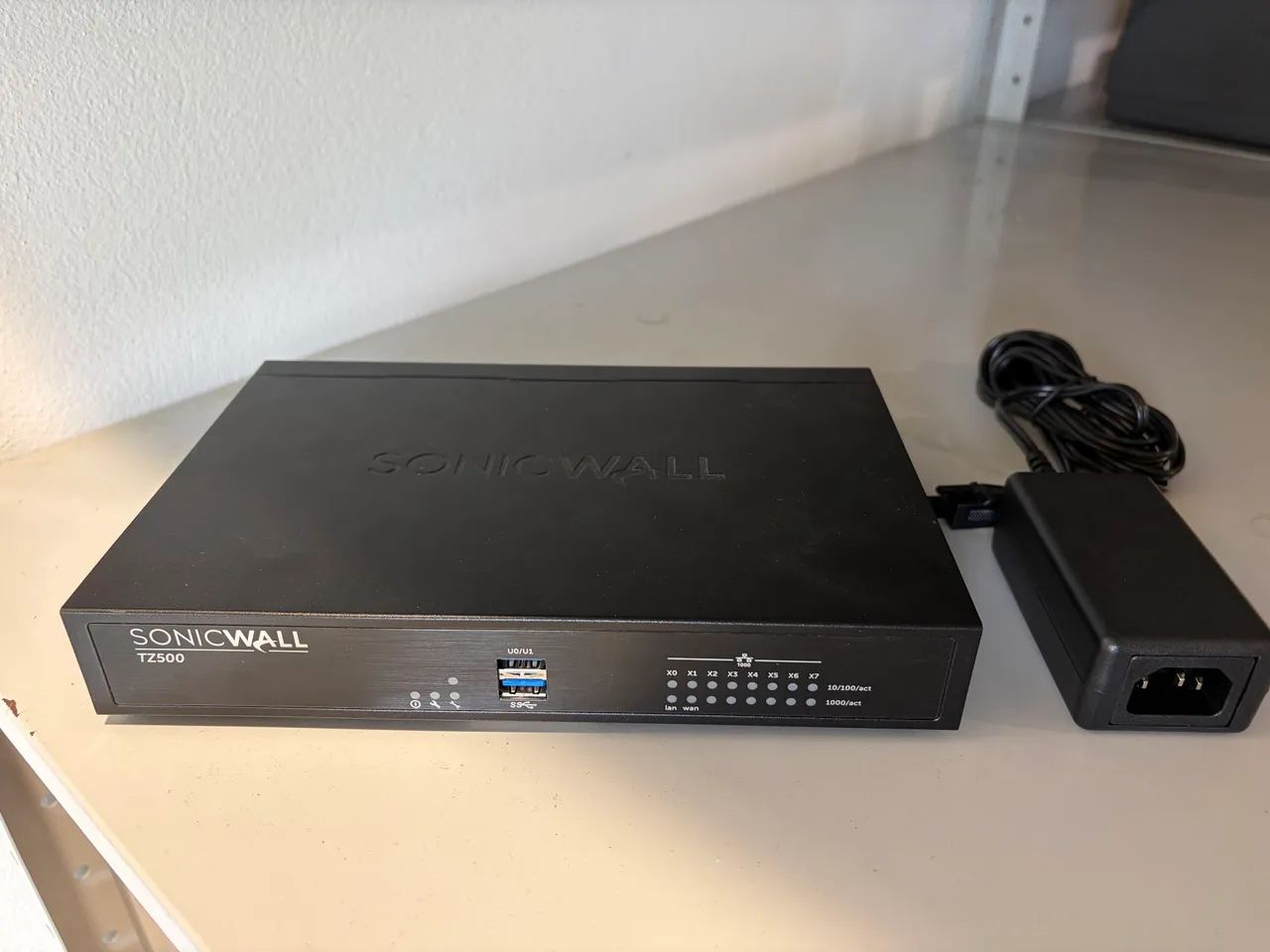Firewall Router SonicWall TZ500 (sem licença).<br>Usado