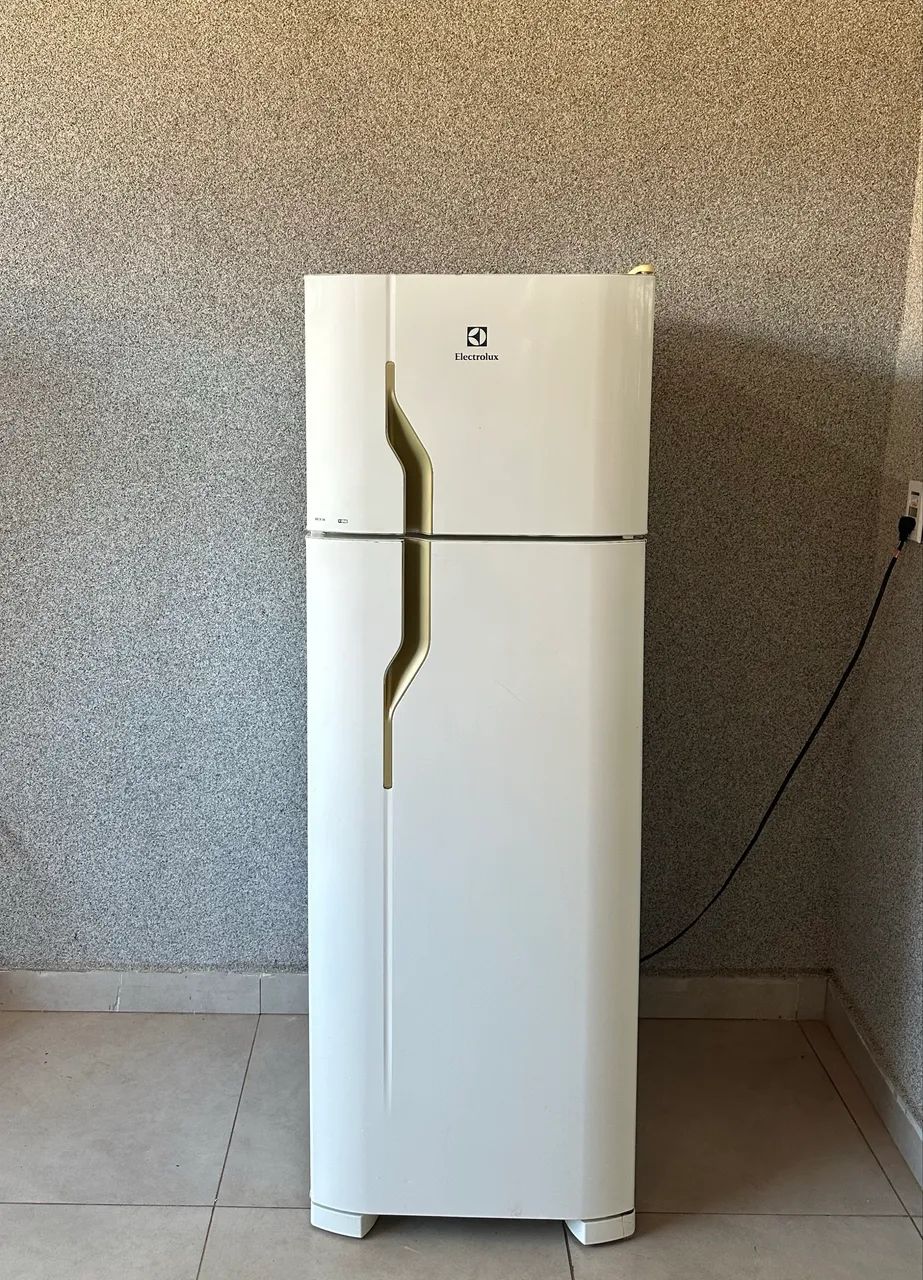 Geladeira Electrolux DC35A está Conservada - Geladeiras e Freezers
