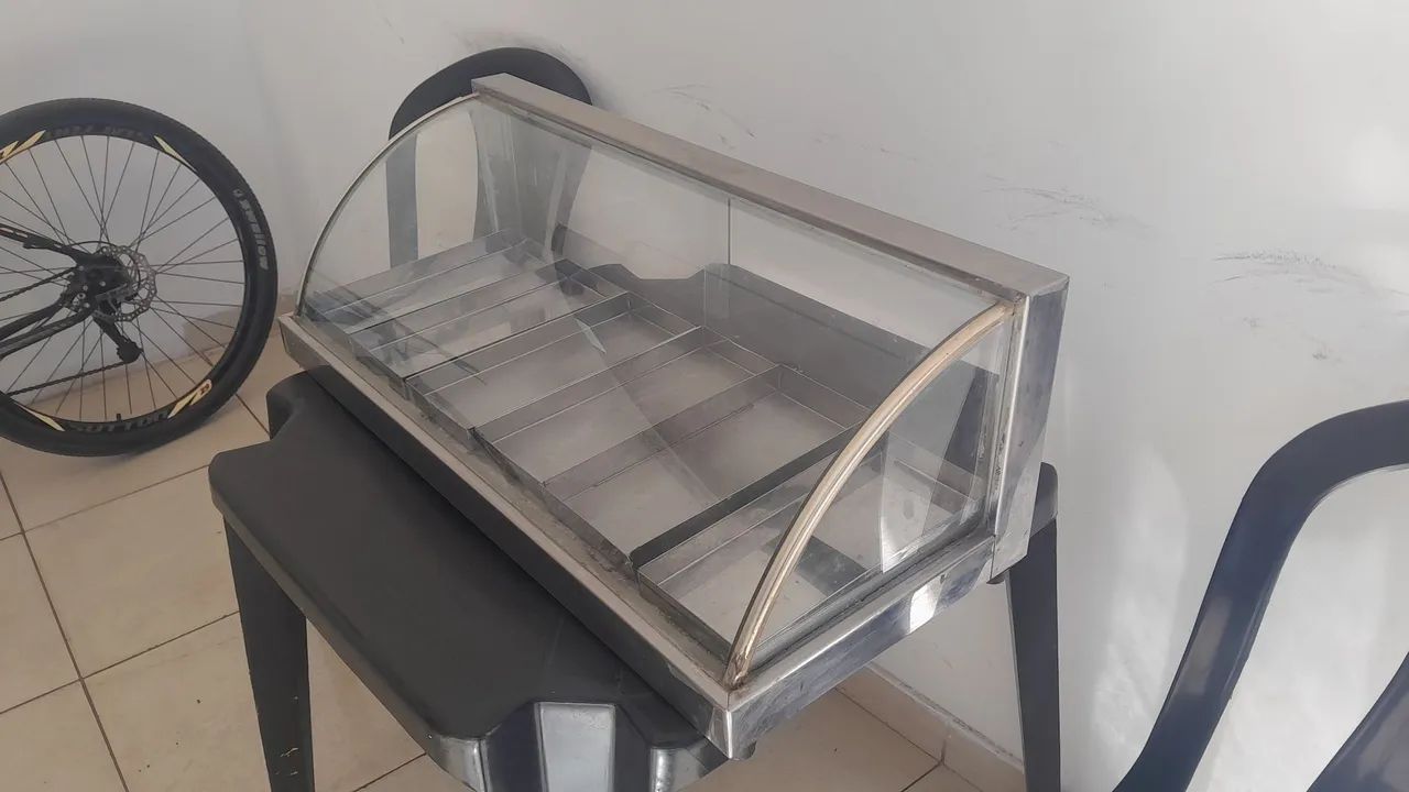 Vendo uma estufa expositor de salgados, completa e funcionando perfeitamente 