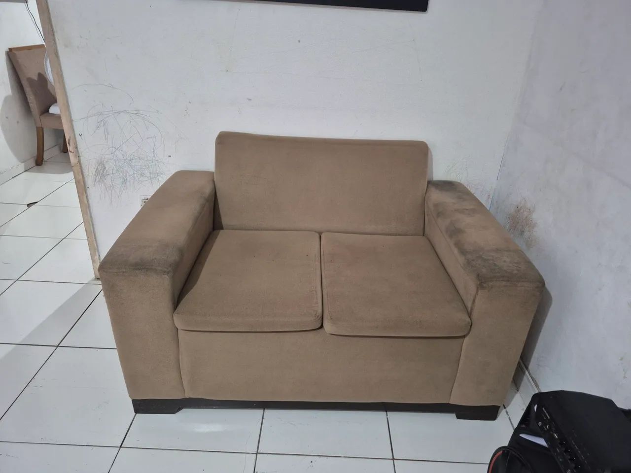 Sofá em.bom estado so esta um pouco sujo - Foto 2