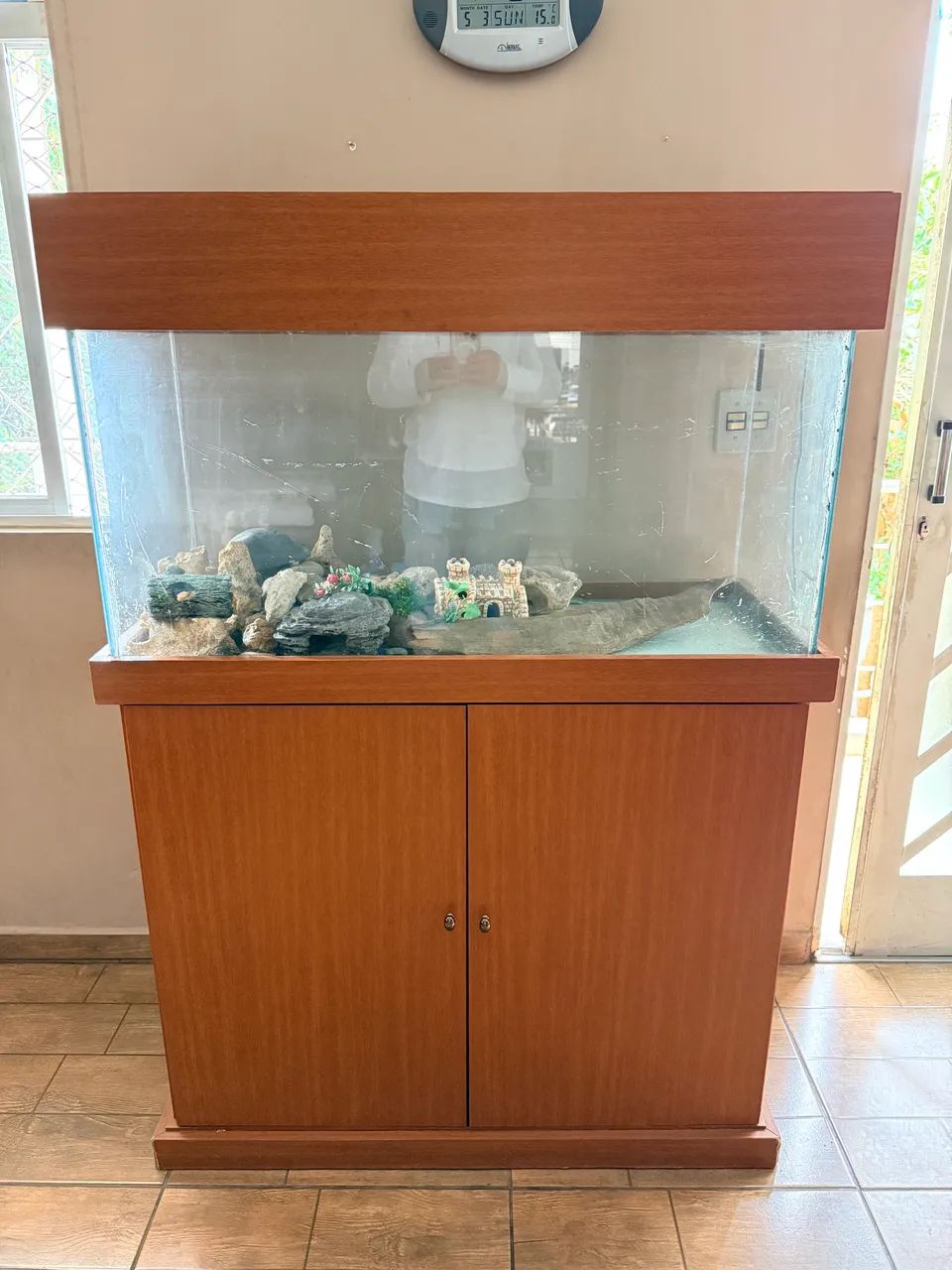 Aquário 100 l com com móvel e acessórios inclusos