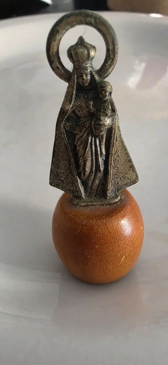 MIMI IMAGEM DE NSª DA PENHA EM METAL COM BASE EM MADEORA - Foto 3