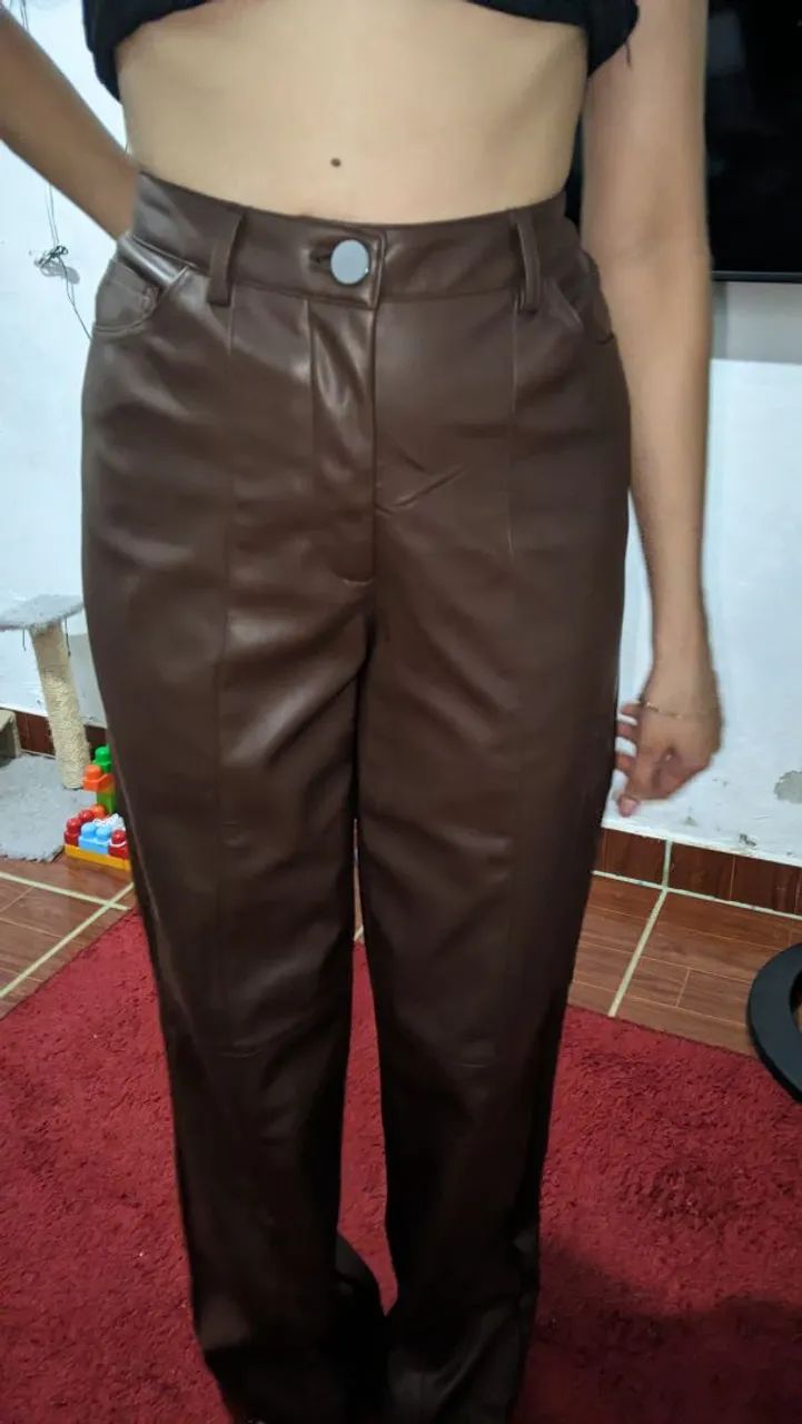 Calça de couro vegetal 
