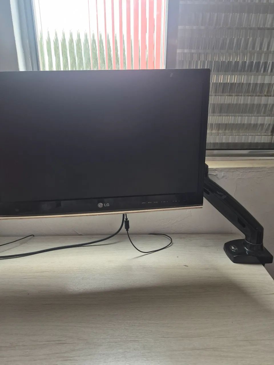 Braço Articulado para Monitores e TV