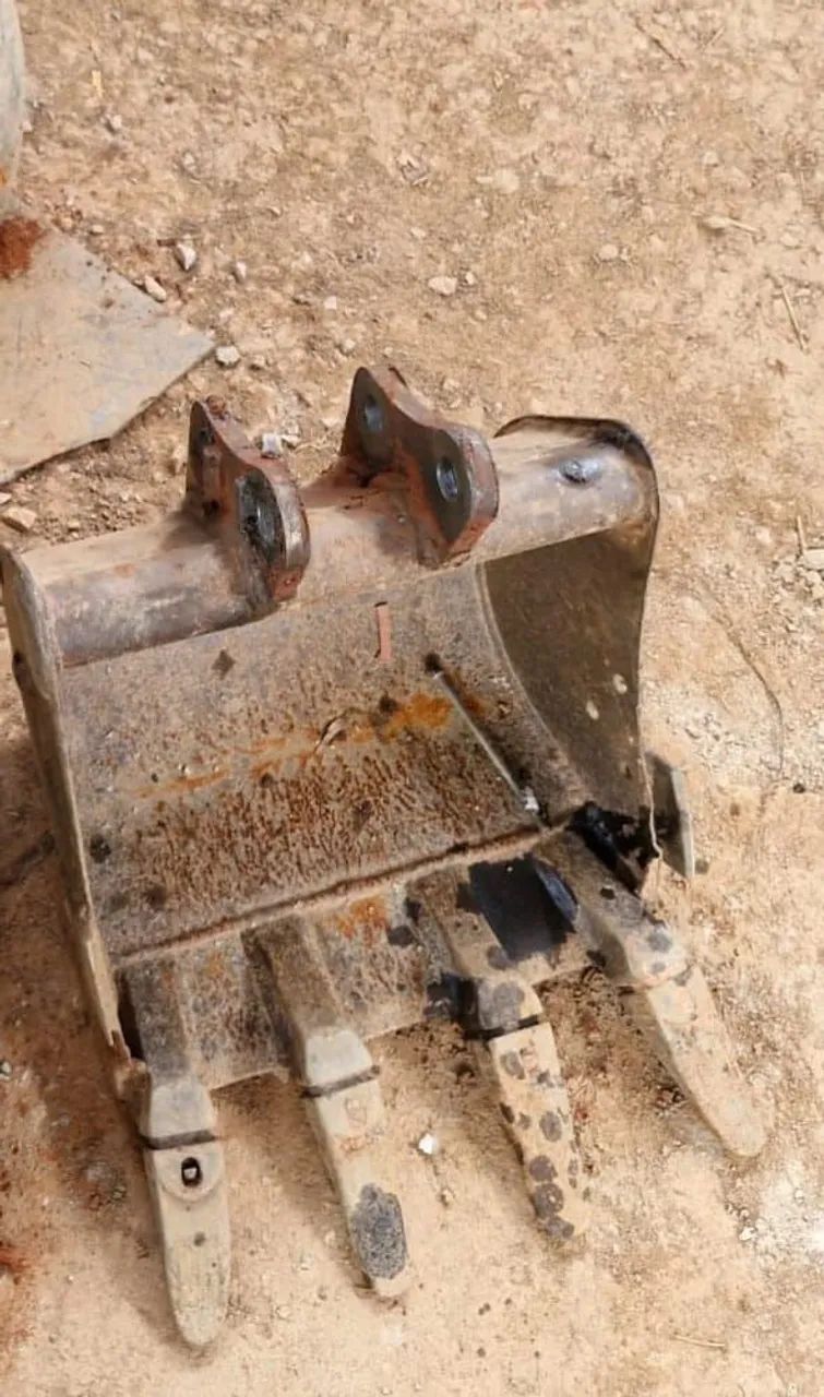 Mini escavadeira compacta Bobcat E20 e implementos  - Foto 5