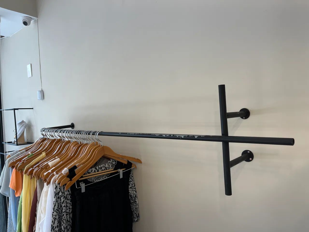 Araras (em ferro) expositoras de roupas  - fixar em parede  - Foto 4