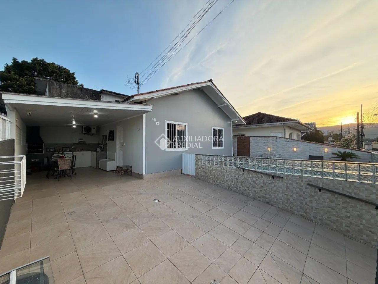 CASA COM PISCINA E AMPLO TERRENO EM FORQUILHAS - SÃO JOSÉ