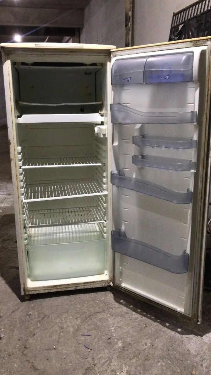 Geladeira simples usada entrego gratis  - Foto 4