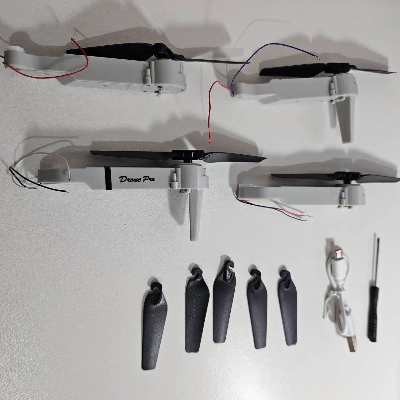 Kit 4 motores com hélices e braços para drone E88 e E99 pro novo - Foto 2