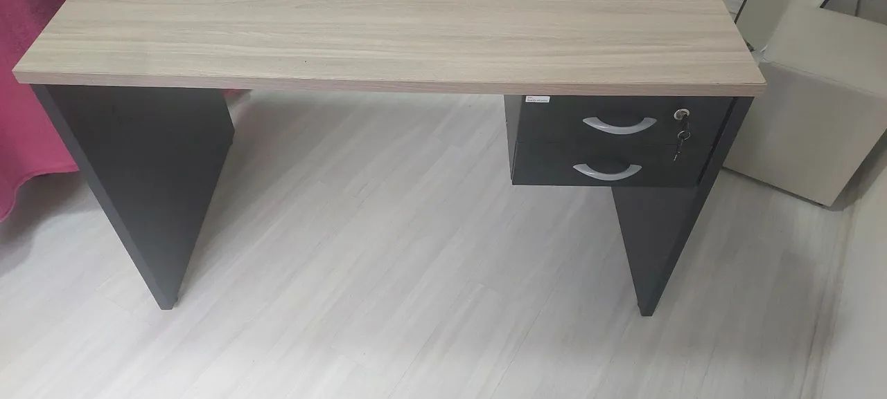 Mesa de escritorio com 2 gavetas com chava - Foto 3