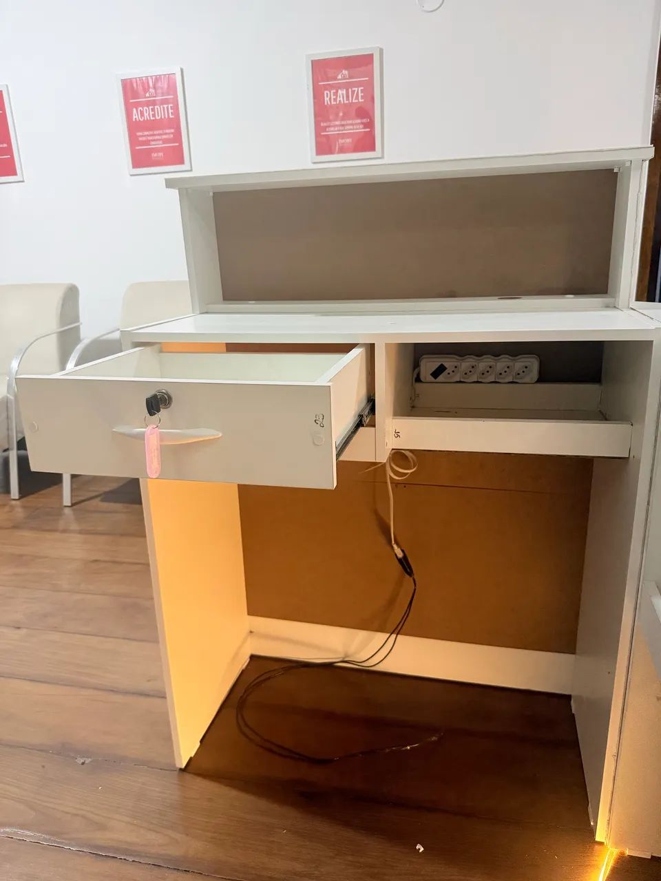 Balcão de Recepção em L com LED e Nichos - Planejado - Semi Novo  - Foto 4