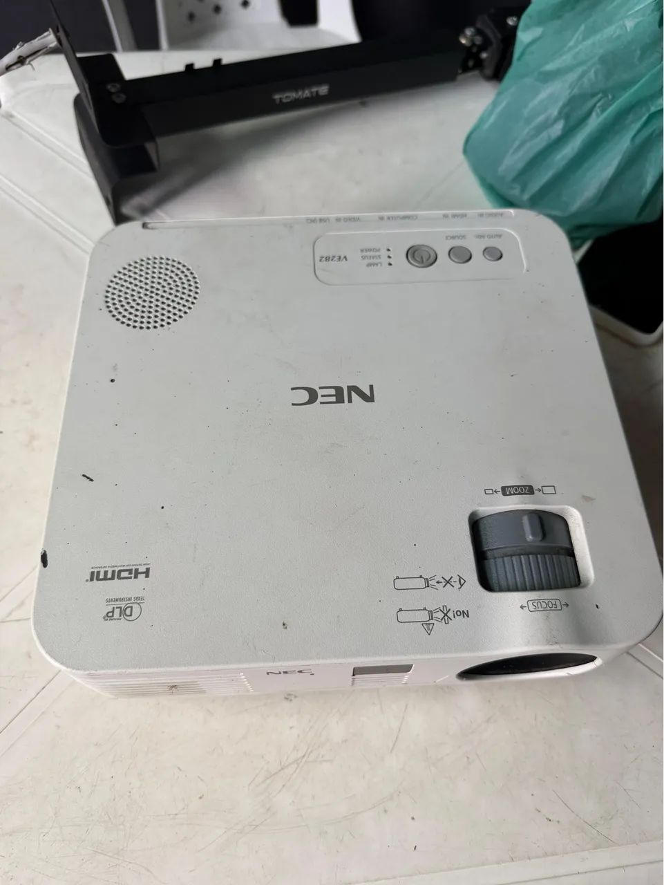 Esse projetor é um NEC VE282 (Modelo exato: NP-VE282)