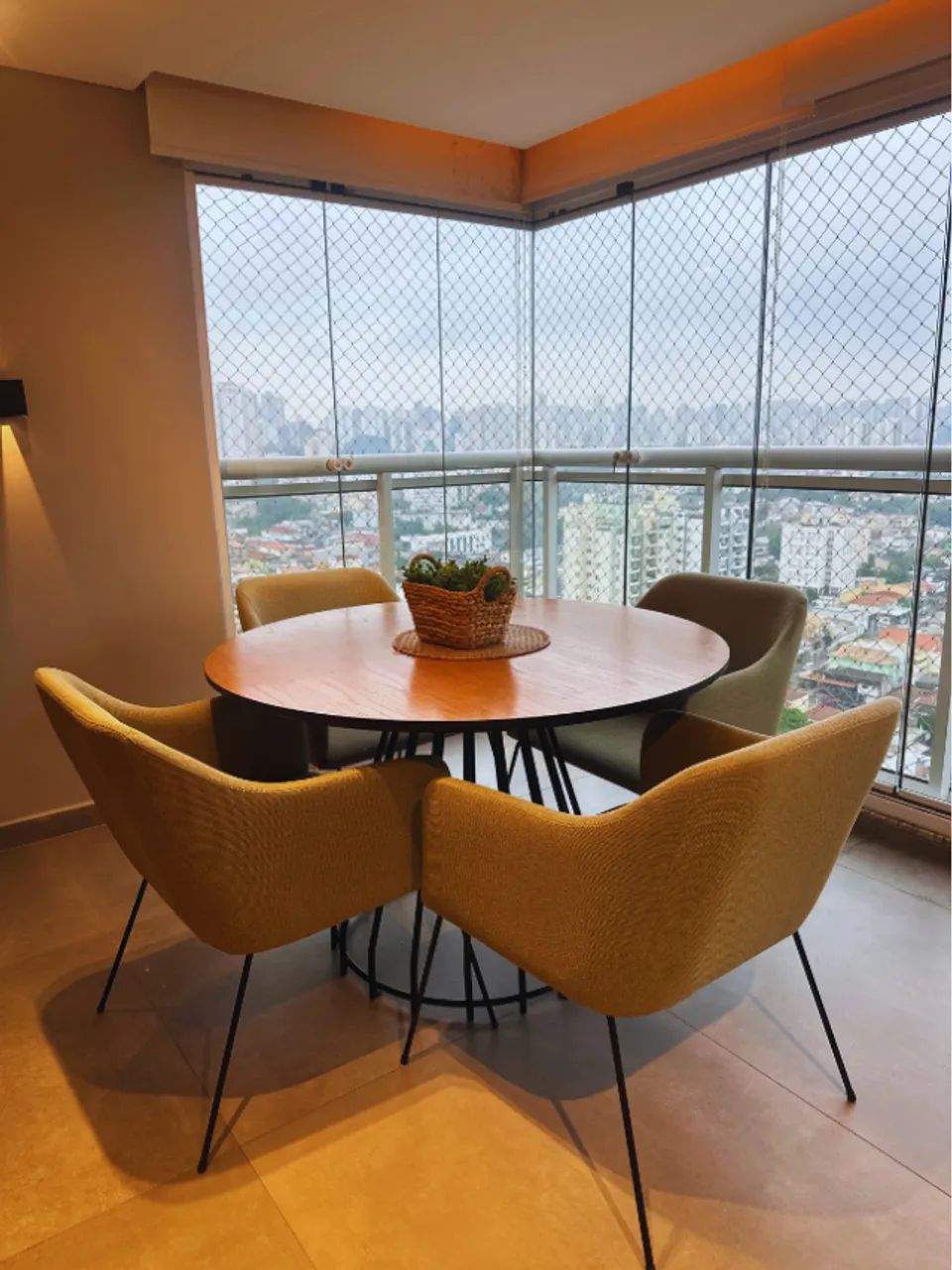 Mesa de jantar com 4 lugares 
