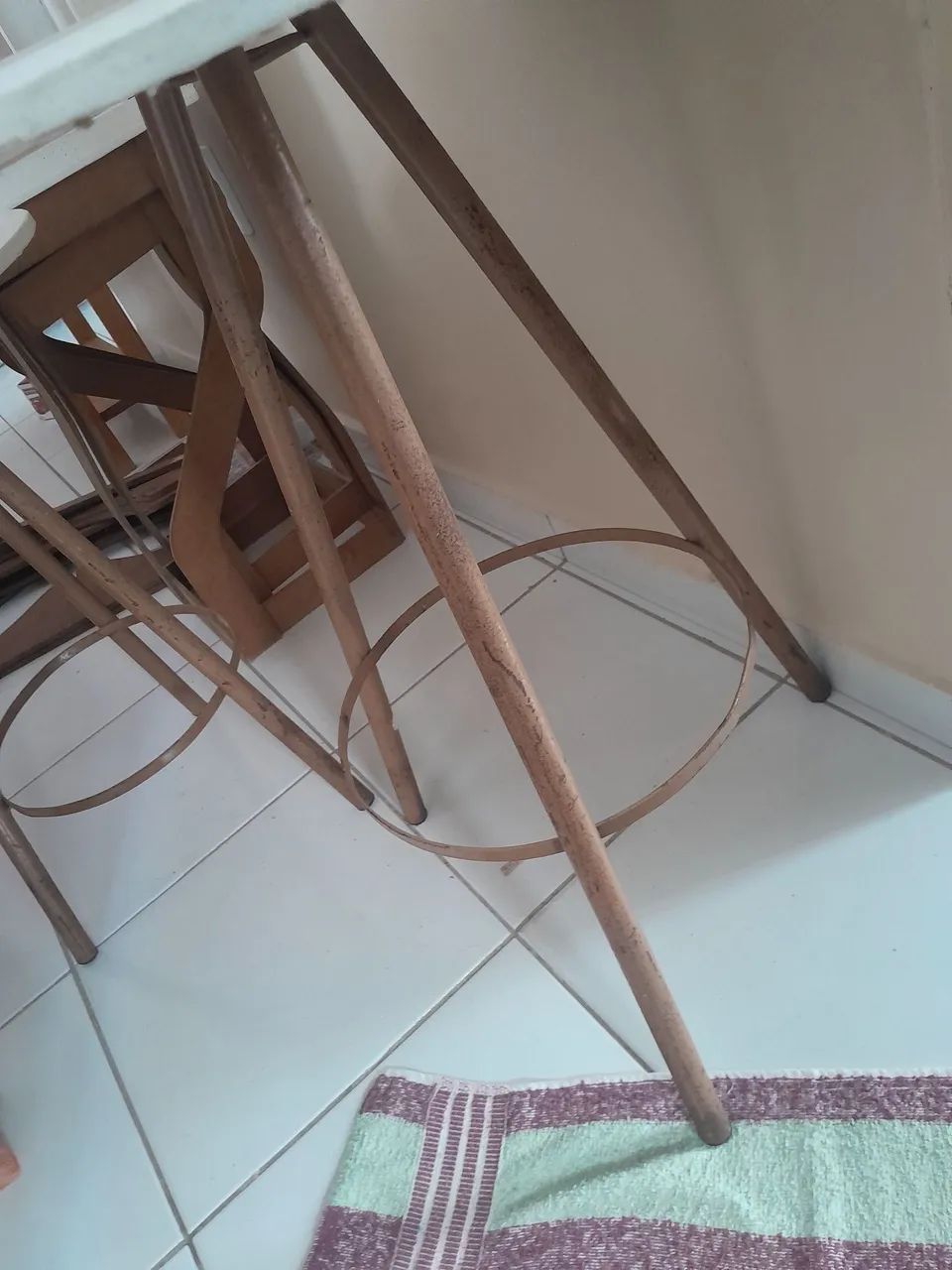 Mesinha redonda de ferro.  - Foto 2