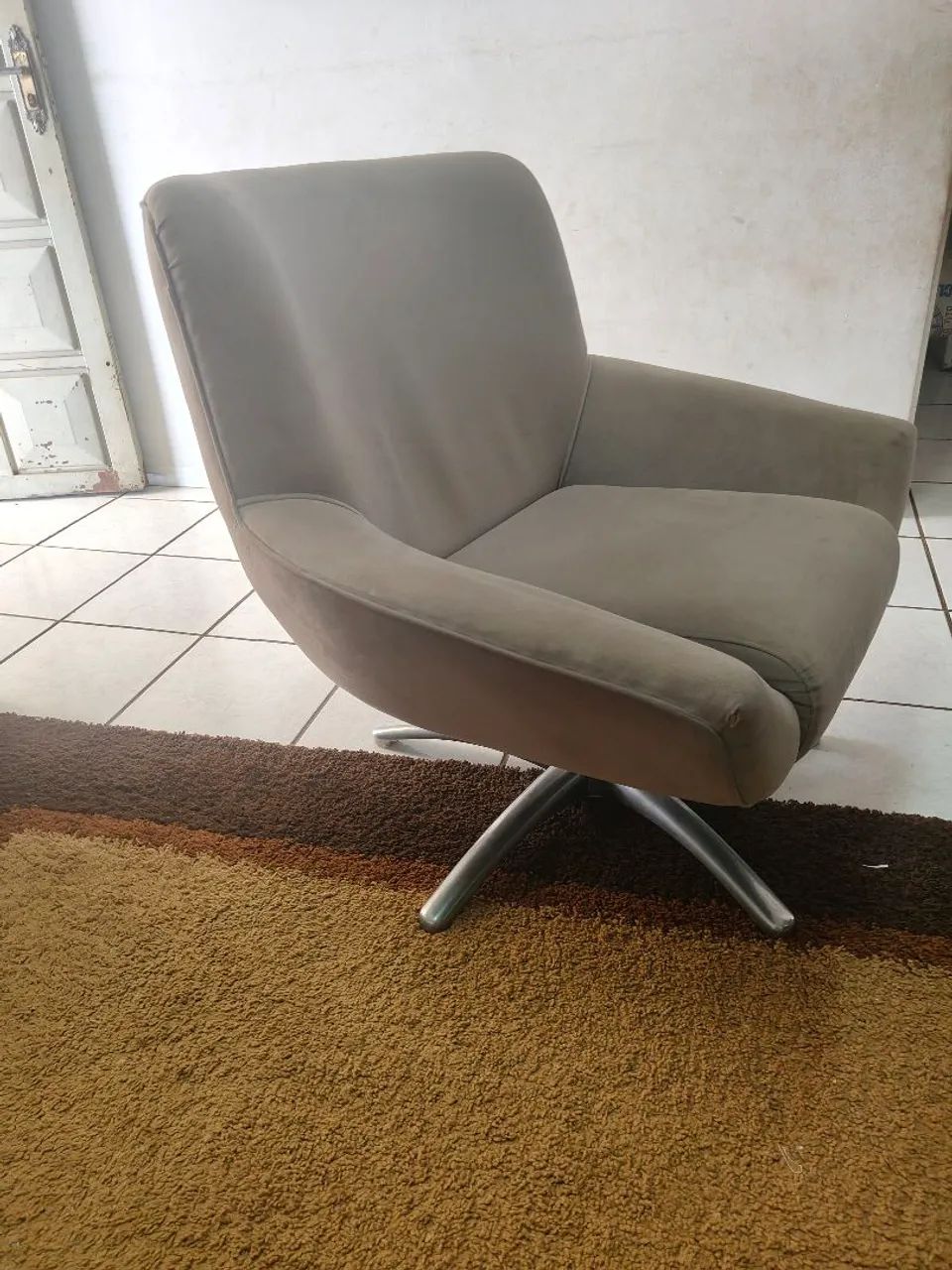 Vendo poltrona giratória. muito confortável 