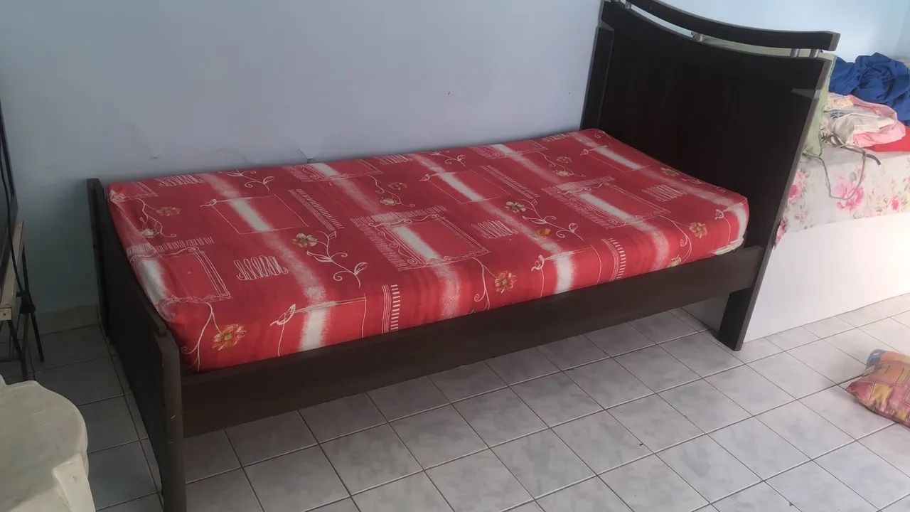 Cama de solteiro usada, moderna 