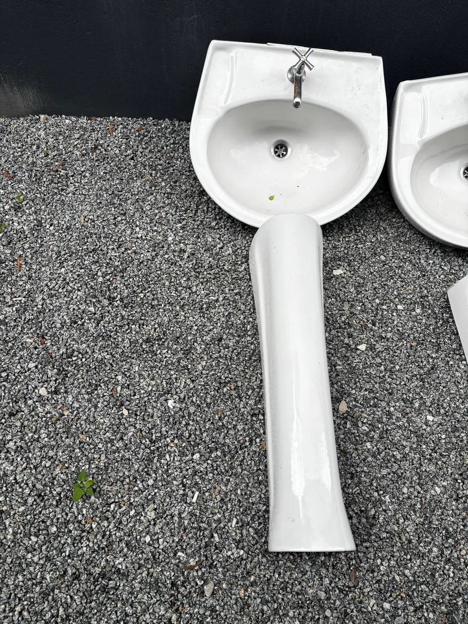 Pia branca banheiro lavatório branca com torneira