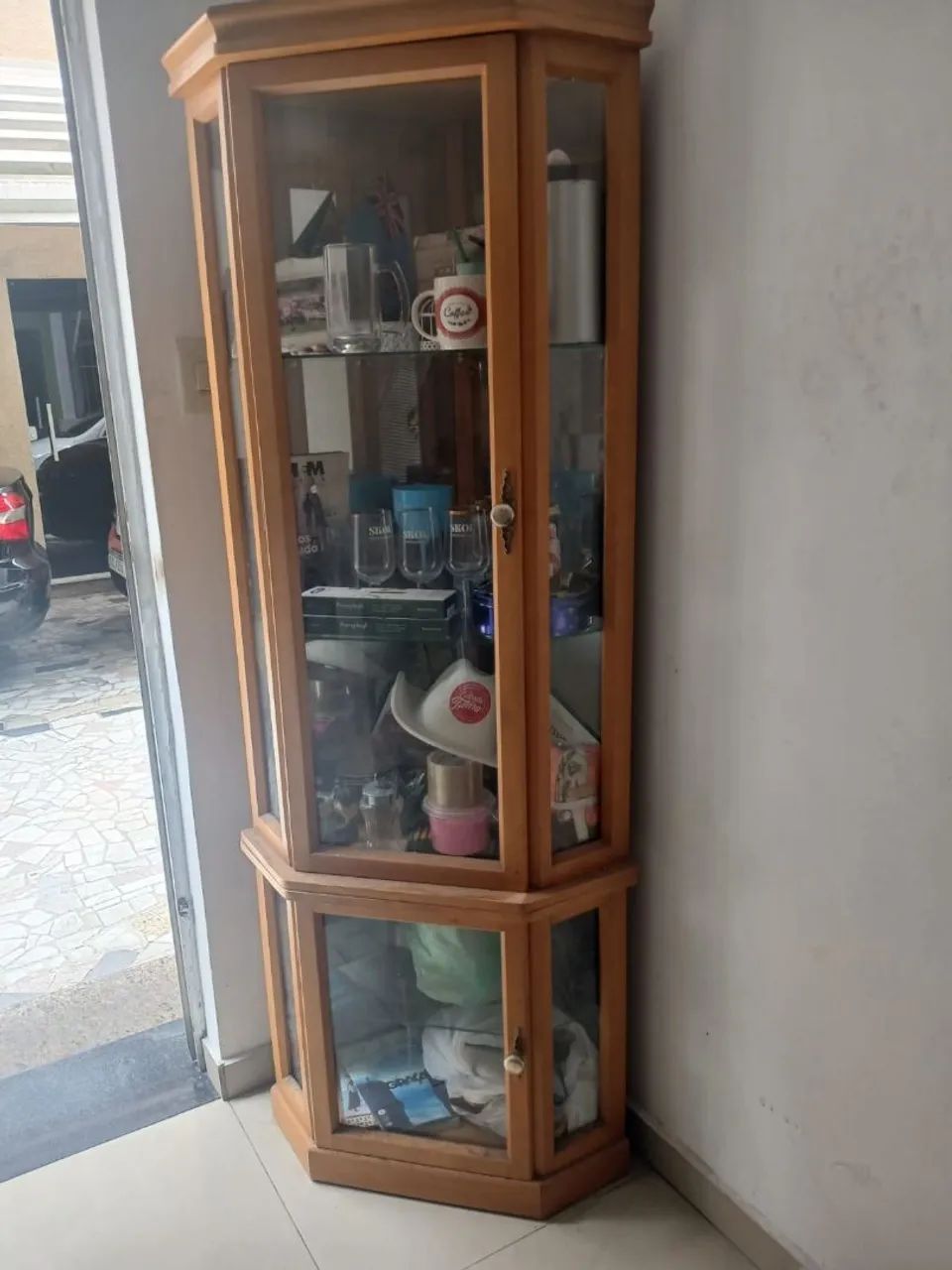 Cristaleira de madeira e vidro 