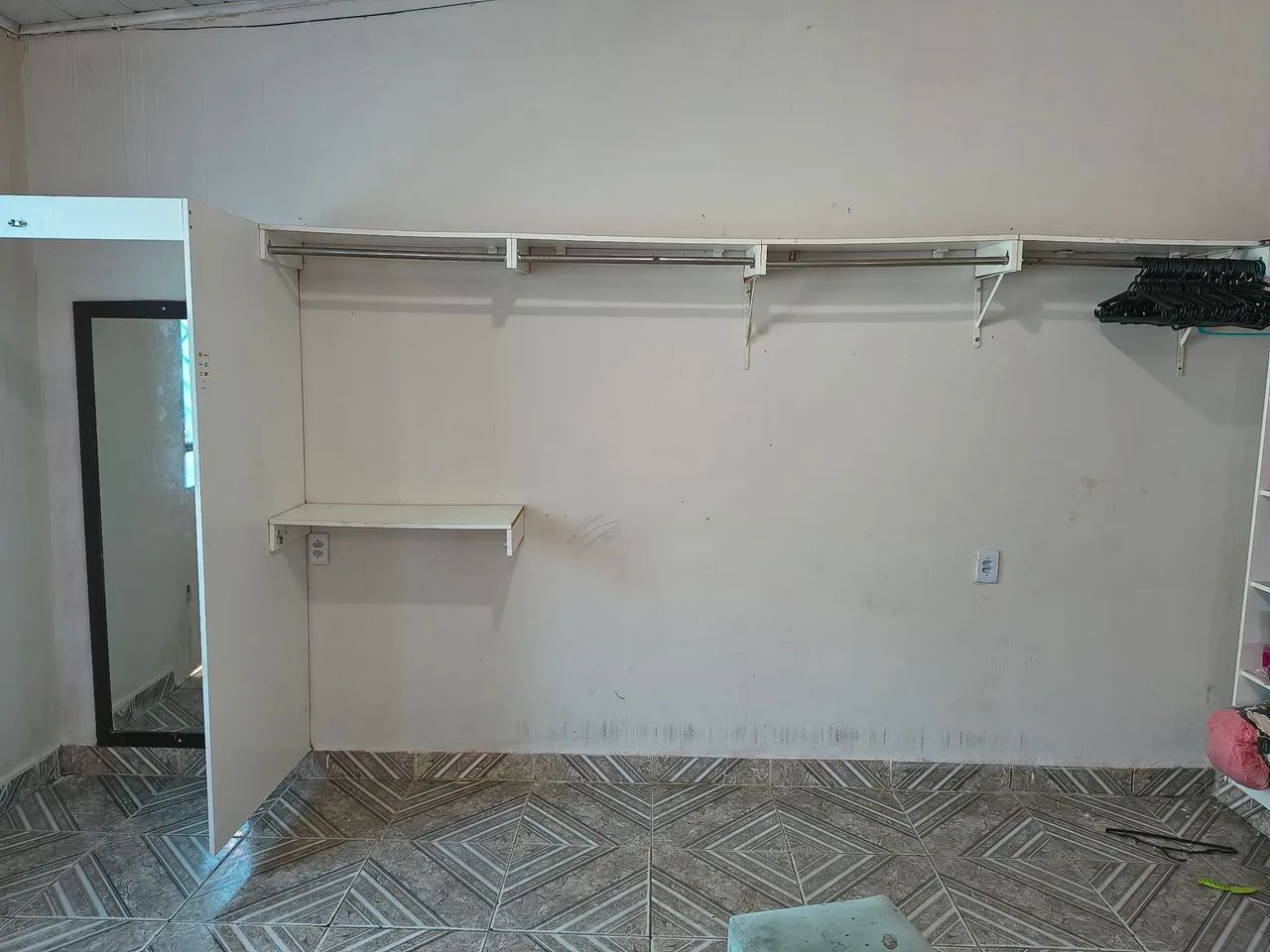 Araras para loja e guarda roupa + provador  - Foto 2