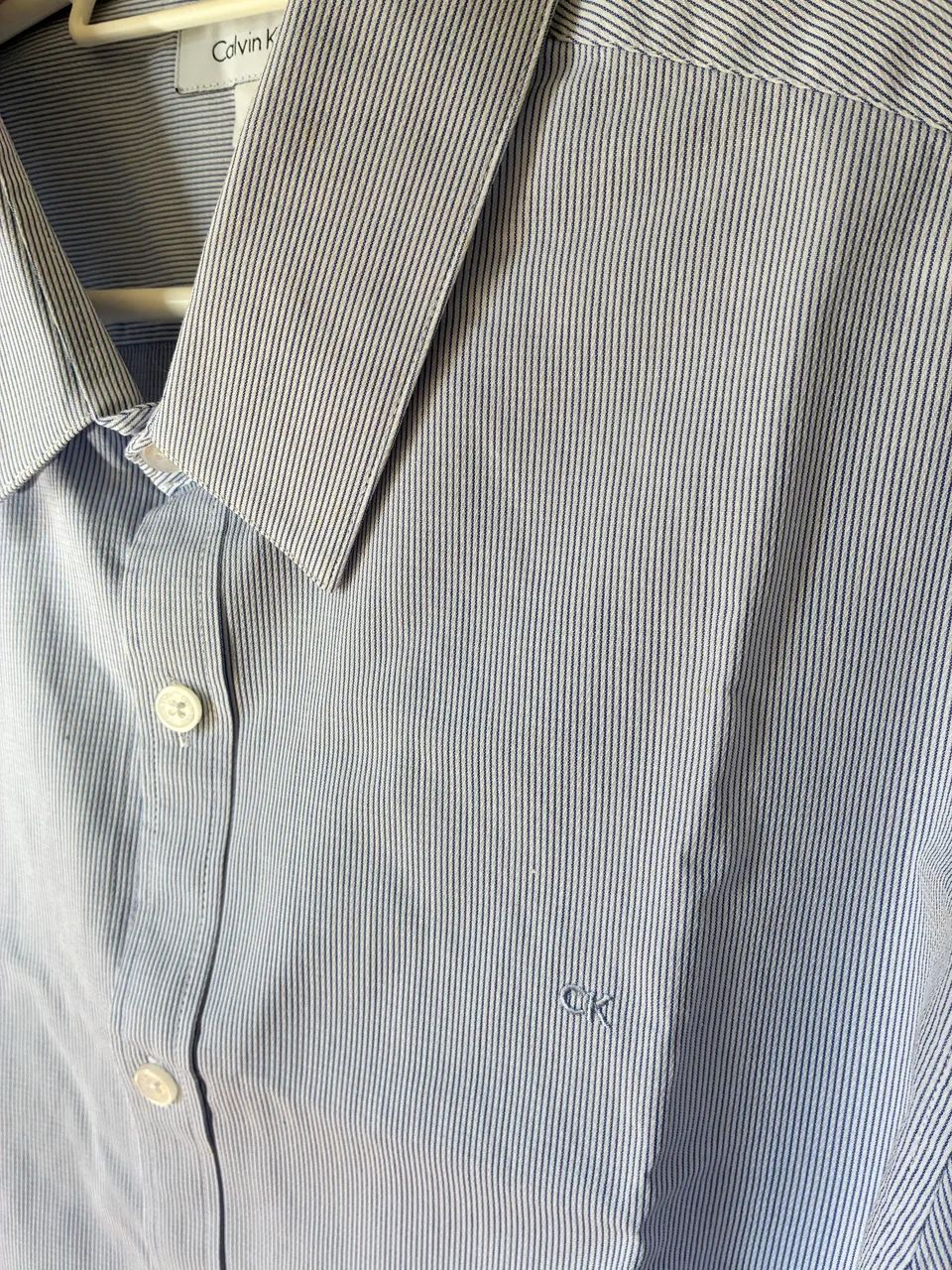 Camisa Calvin Klein tam 4 azul listrada  - Foto 3