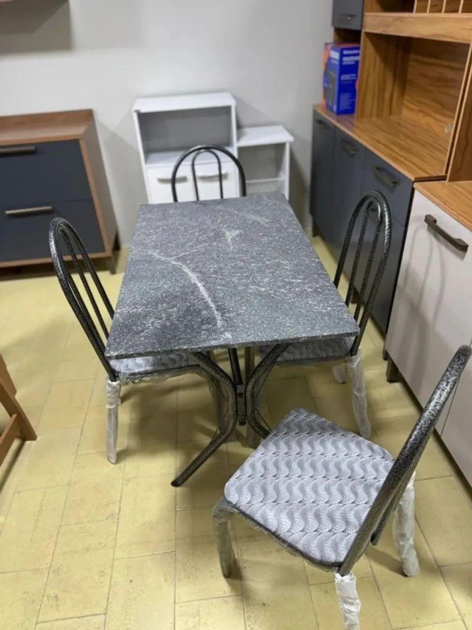 Mesa de cozinha com 1,20cmd e largura 4 cadeiras - Foto 4