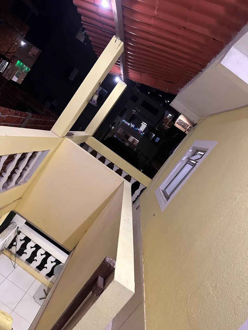 Casa com água e luz inclusa 