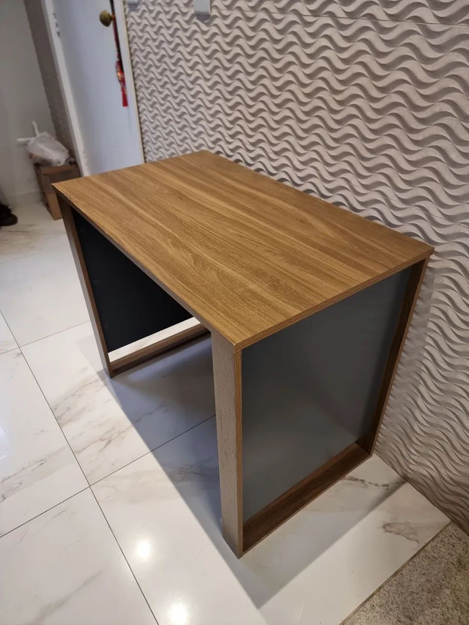 Mesa de Escritório / Escrivaninha Compacta em MDF - Excelente Estado - Foto 2