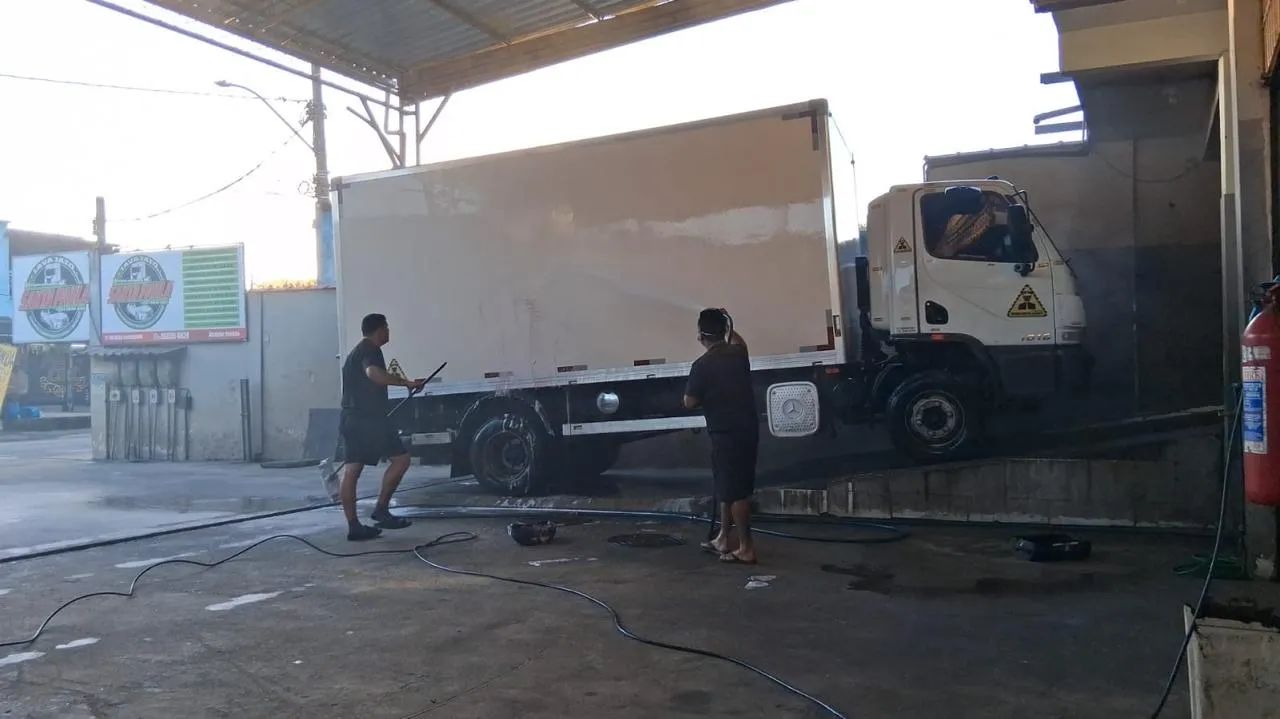 Caminhão com baú Acello 