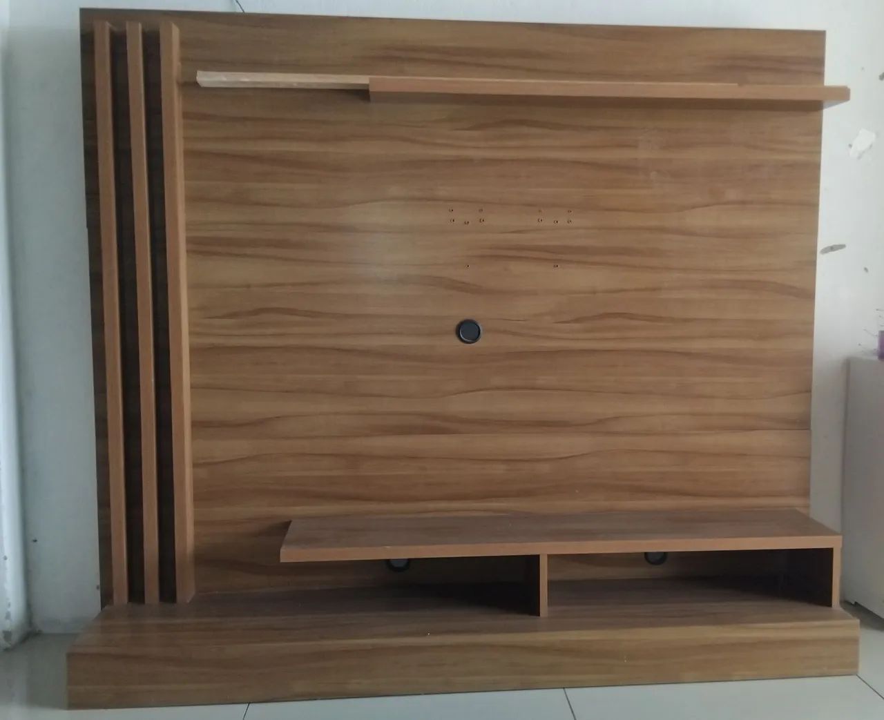 Vende-se Um Rack de parede para Tv de até 50 polegadas, em ótimo estado de conservação 