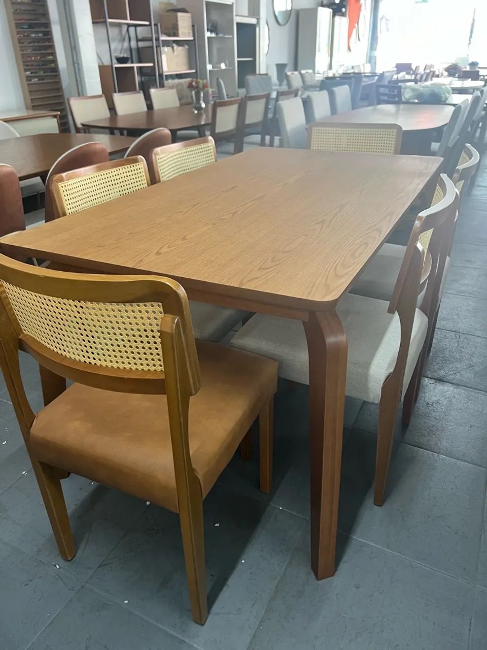 Mesa nova com cadeira de madeira maciça a pronta entrega