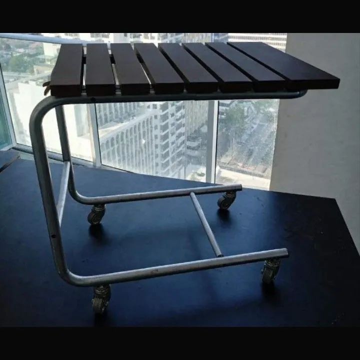 Mesa de apoio / carrinho Tok&Stok com rodas (estilo industrial)