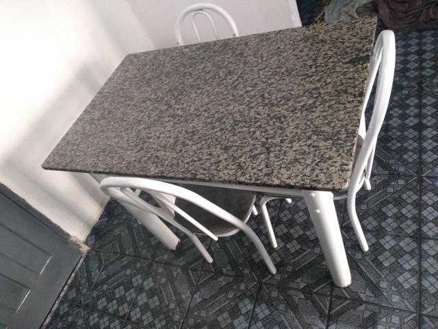 Mesa com 03 cadeira em boas condições - Foto 2